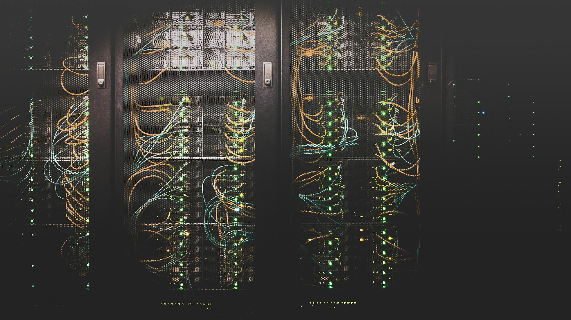 数据中心机柜与光纤，隐喻数智经理人集群的算力底座