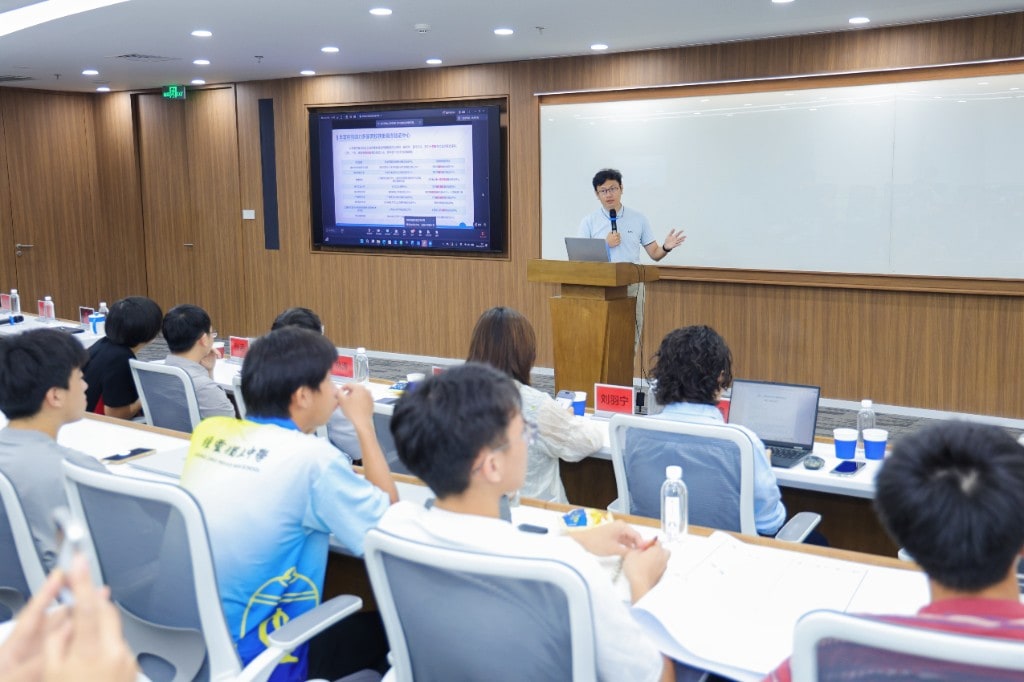 聚思睿张涵老师在讲台前为全球AI+材料创新应用大赛科创训练营授课